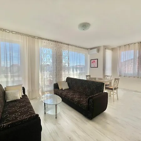 Sunny And Spacious - Quiet Area In By Flat Mаnager Апартамент